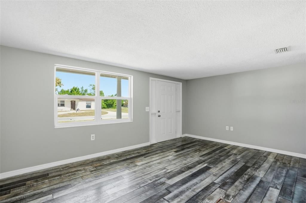 合同活跃: $199,000 (2 贝兹, 1 浴室, 898 平方英尺)