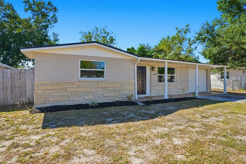 合同活跃: $199,000 (2 贝兹, 1 浴室, 898 平方英尺)