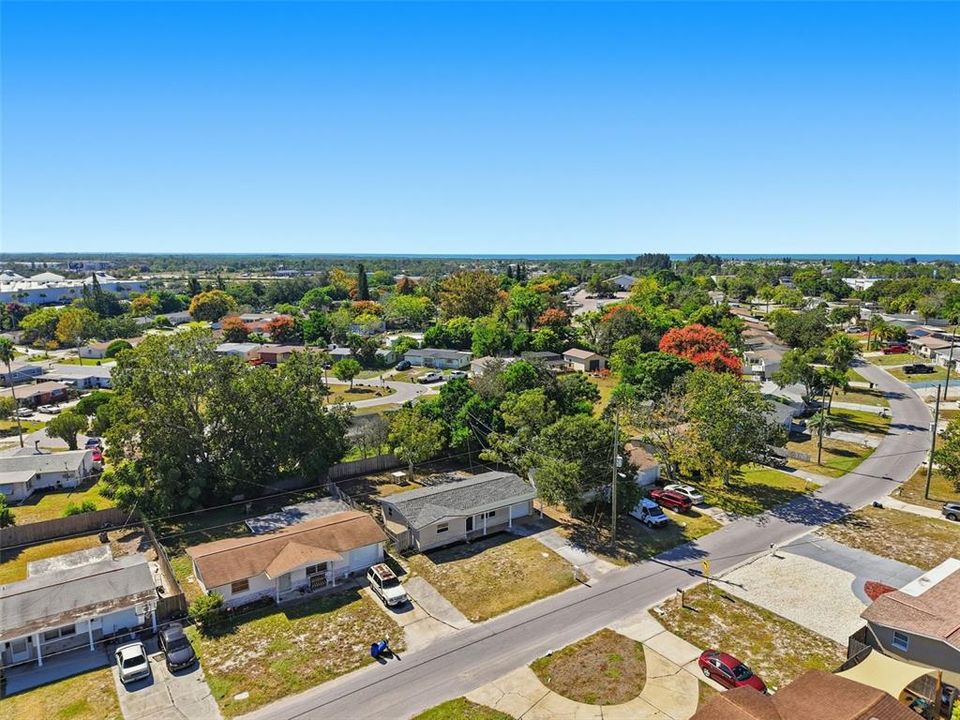 合同活跃: $199,000 (2 贝兹, 1 浴室, 898 平方英尺)