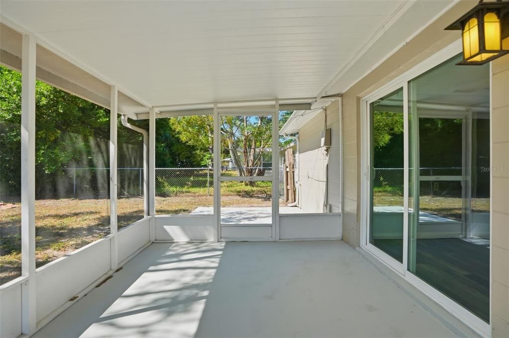 合同活跃: $199,000 (2 贝兹, 1 浴室, 898 平方英尺)