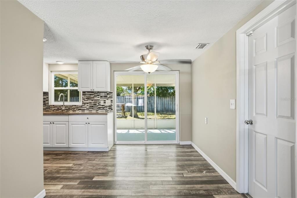 合同活跃: $199,000 (2 贝兹, 1 浴室, 898 平方英尺)