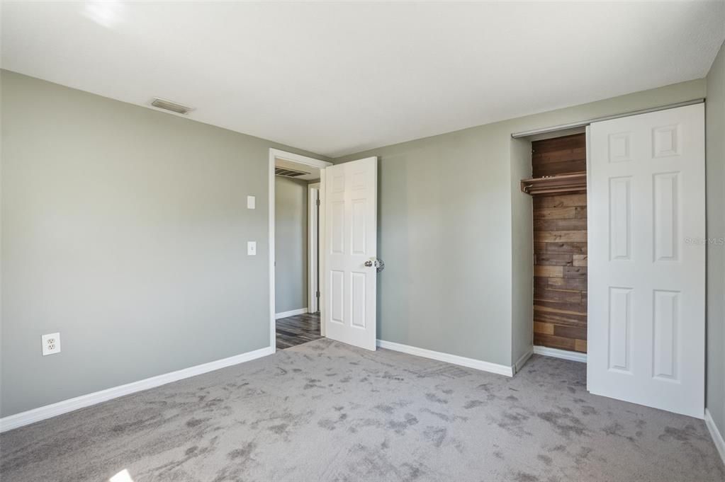 合同活跃: $199,000 (2 贝兹, 1 浴室, 898 平方英尺)