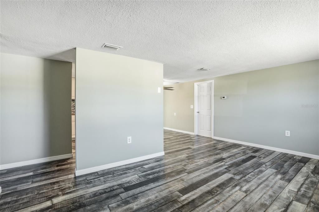 合同活跃: $199,000 (2 贝兹, 1 浴室, 898 平方英尺)