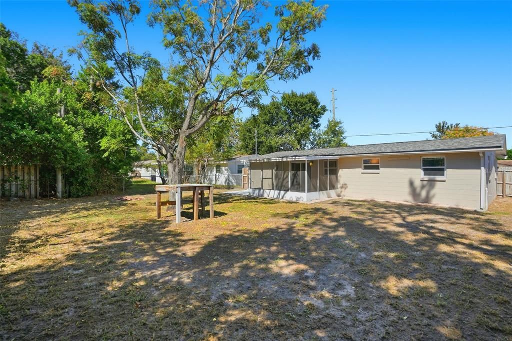 合同活跃: $199,000 (2 贝兹, 1 浴室, 898 平方英尺)