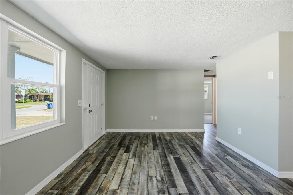 合同活跃: $199,000 (2 贝兹, 1 浴室, 898 平方英尺)