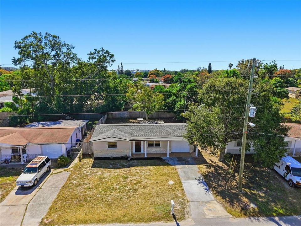 合同活跃: $199,000 (2 贝兹, 1 浴室, 898 平方英尺)