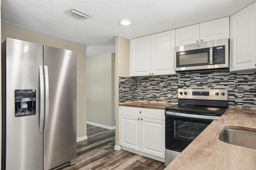 合同活跃: $199,000 (2 贝兹, 1 浴室, 898 平方英尺)