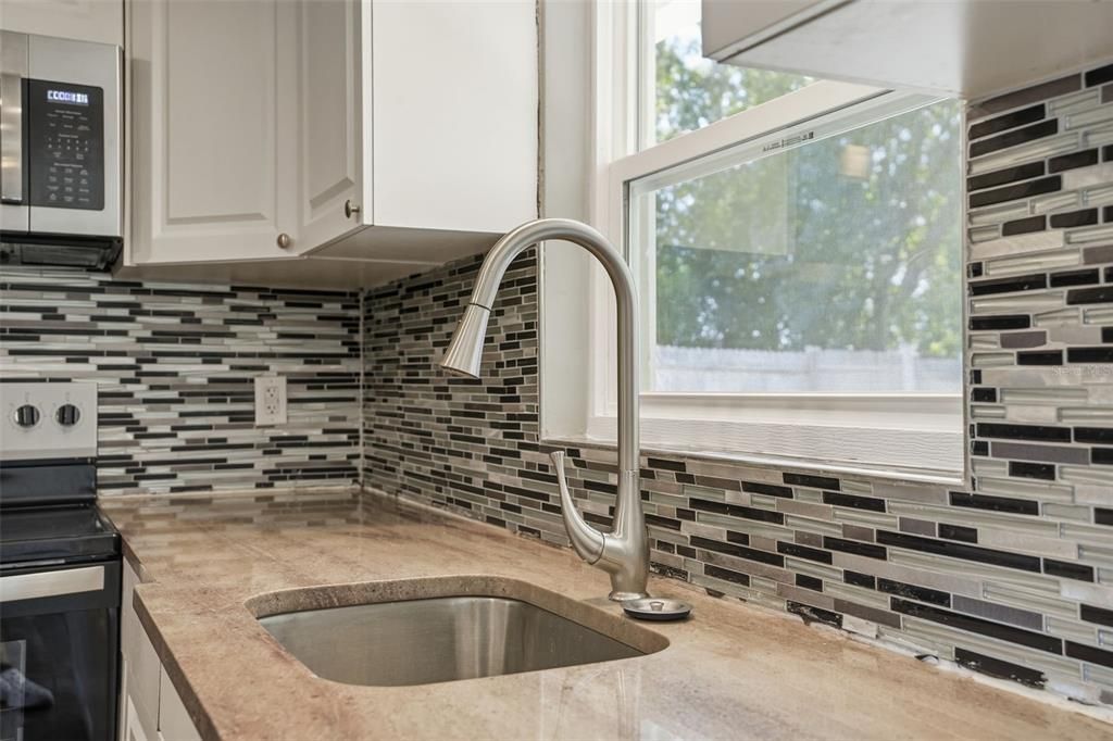 合同活跃: $199,000 (2 贝兹, 1 浴室, 898 平方英尺)