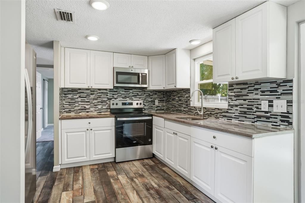 合同活跃: $199,000 (2 贝兹, 1 浴室, 898 平方英尺)