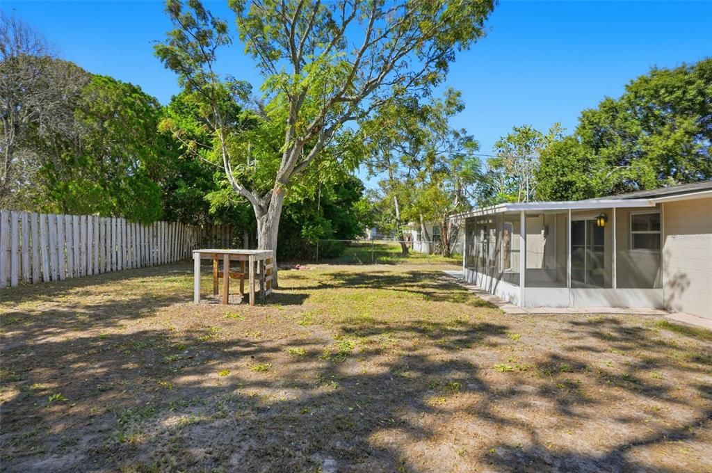 合同活跃: $199,000 (2 贝兹, 1 浴室, 898 平方英尺)