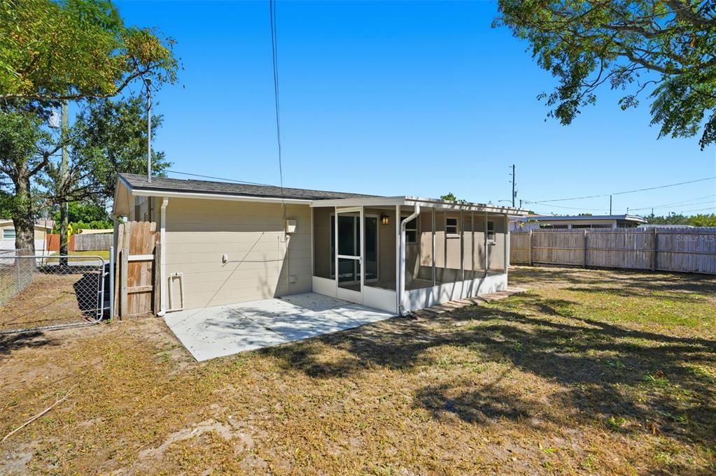 合同活跃: $199,000 (2 贝兹, 1 浴室, 898 平方英尺)