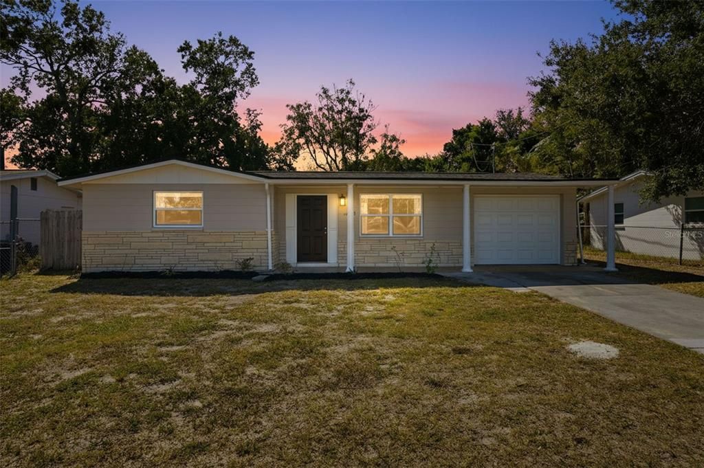 合同活跃: $199,000 (2 贝兹, 1 浴室, 898 平方英尺)