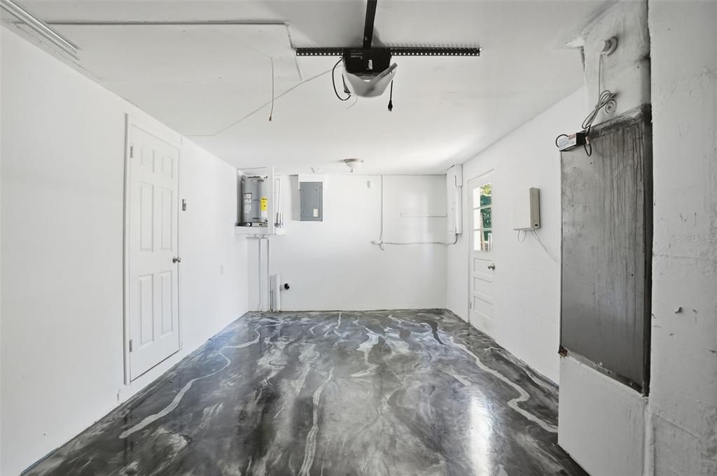 合同活跃: $199,000 (2 贝兹, 1 浴室, 898 平方英尺)