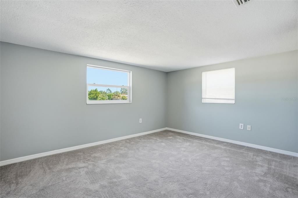 合同活跃: $199,000 (2 贝兹, 1 浴室, 898 平方英尺)