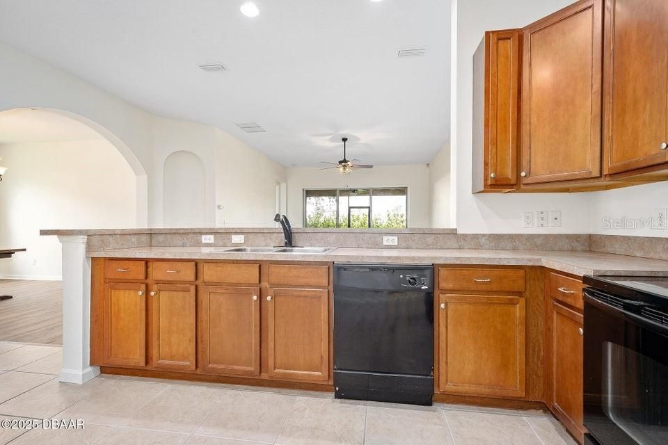 待售: $299,900 (2 贝兹, 2 浴室, 1632 平方英尺)