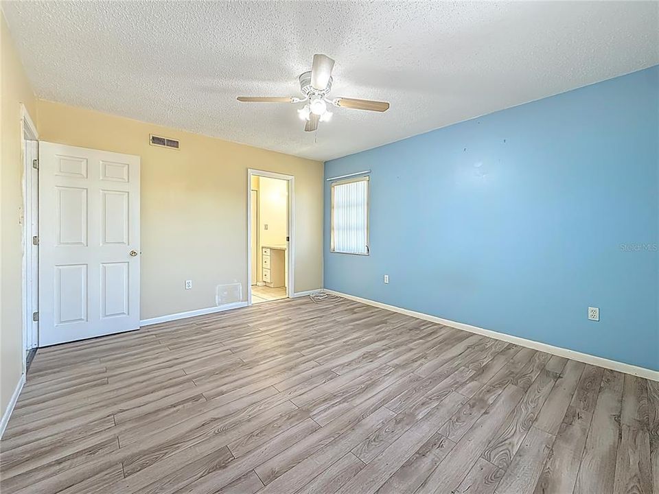 Activo con contrato: $115,000 (2 camas, 1 baños, 1087 Pies cuadrados)