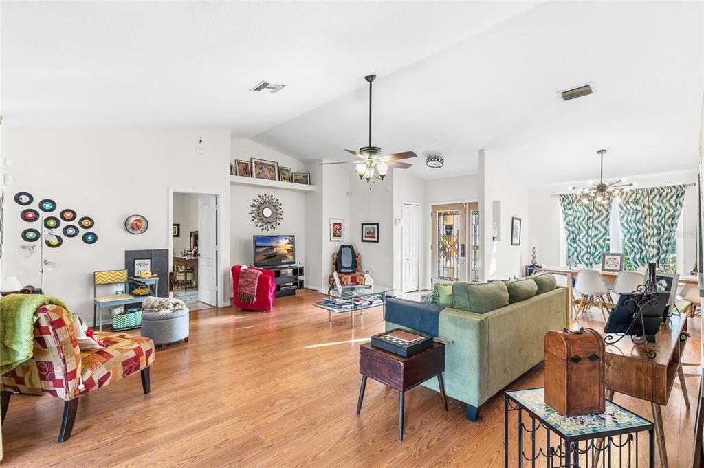 На продажу: $340,000 (3 спален, 2 ванн, 1660 Квадратных фут)