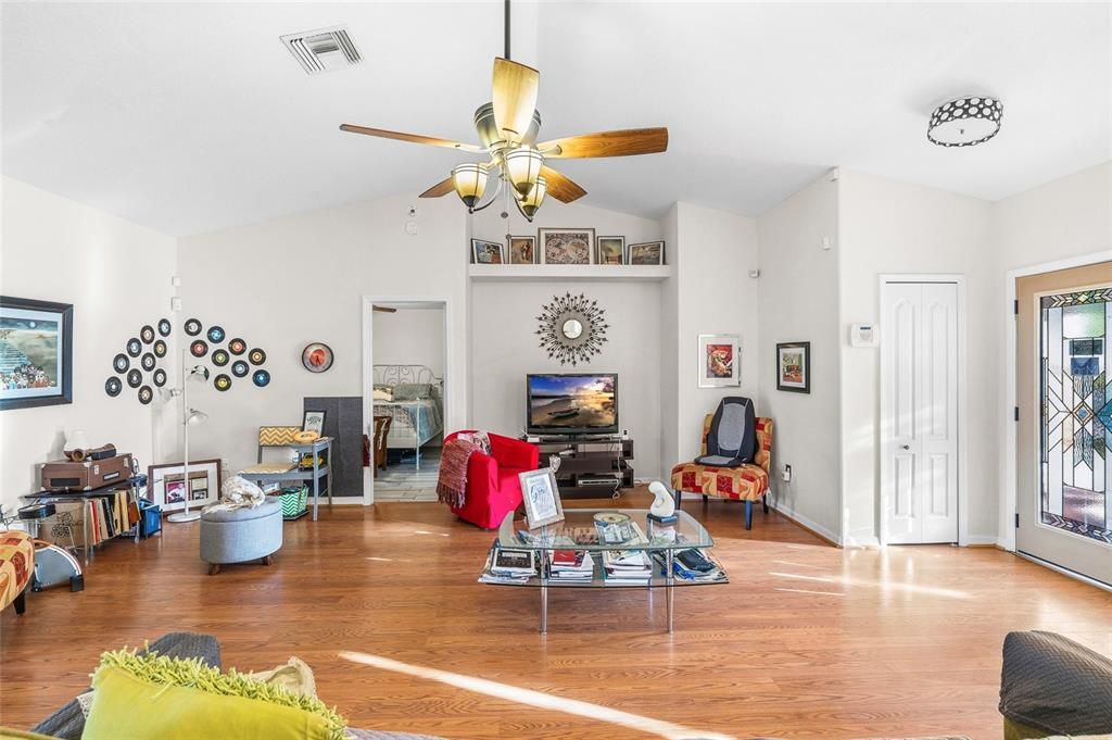 На продажу: $340,000 (3 спален, 2 ванн, 1660 Квадратных фут)