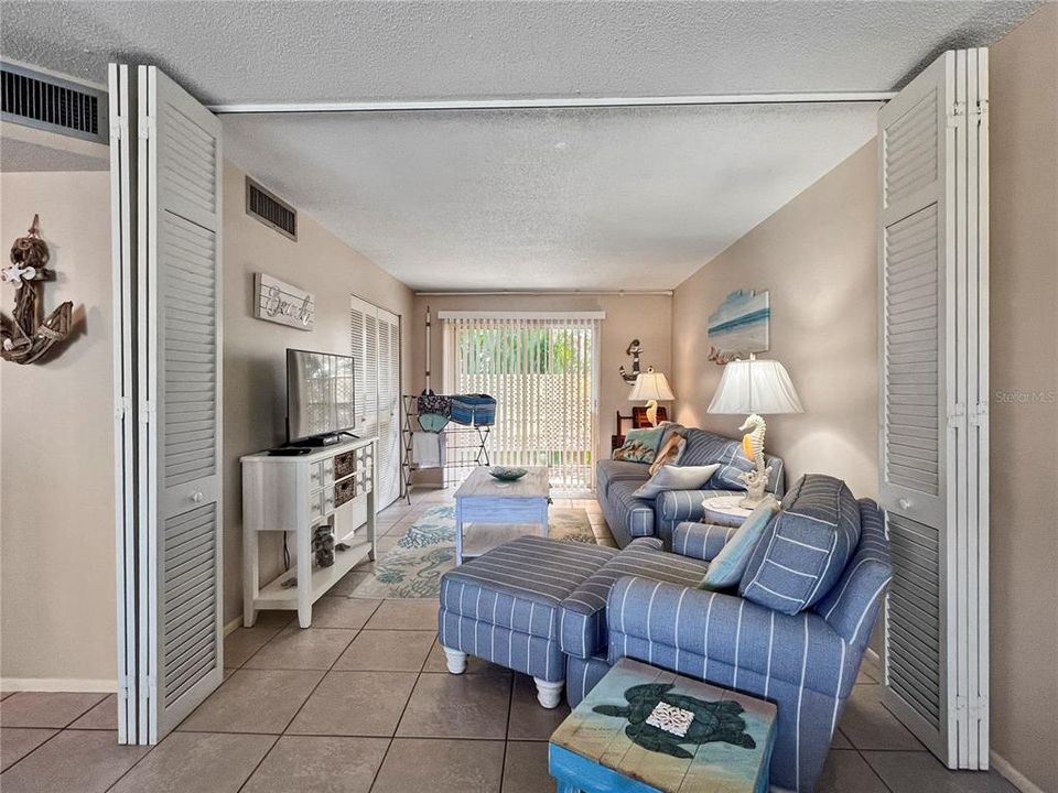 待售: $124,900 (1 贝兹, 1 浴室, 750 平方英尺)