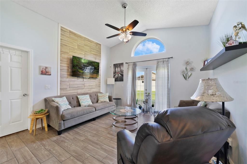 For Sale: $350,000 (3 beds, 2 baths, 1155 Square Feet)