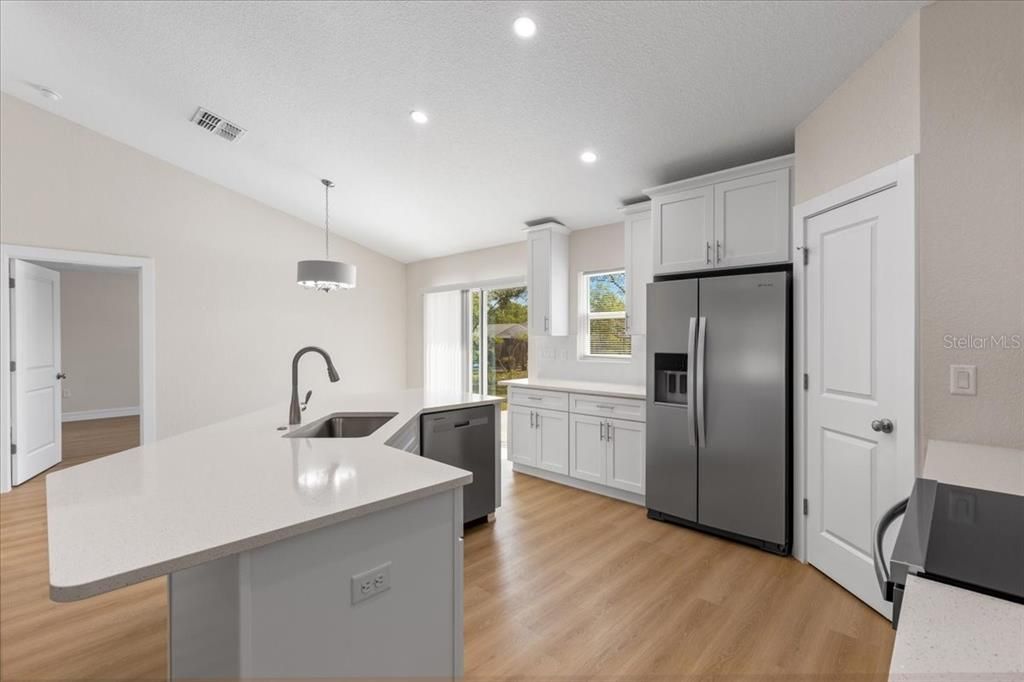 На продажу: $284,900 (3 спален, 3 ванн, 1491 Квадратных фут)