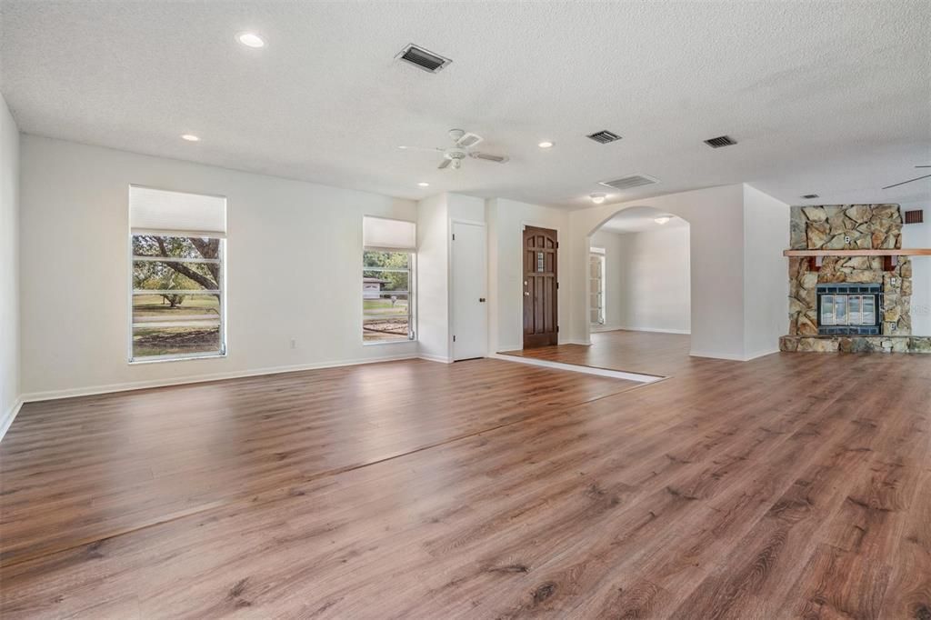 Под контрактом: $750,000 (3 спален, 2 ванн, 2110 Квадратных фут)