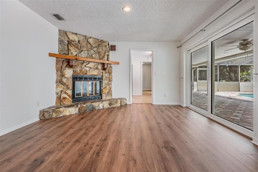 Под контрактом: $750,000 (3 спален, 2 ванн, 2110 Квадратных фут)