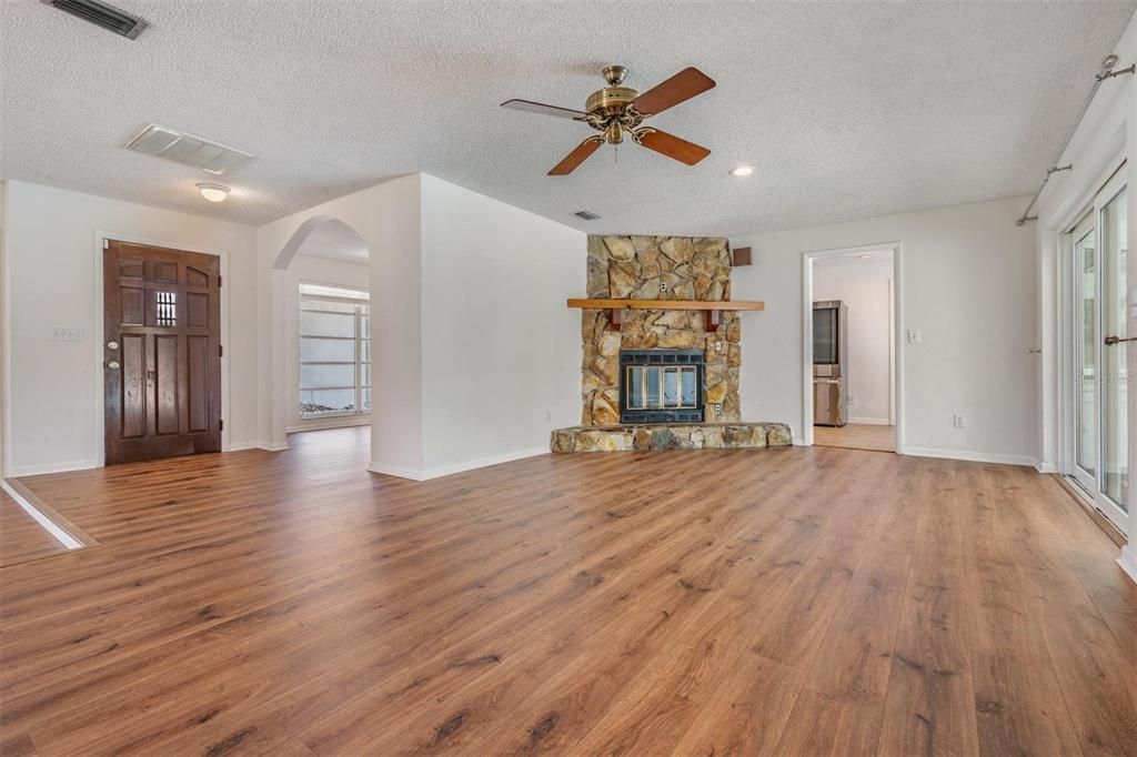 Под контрактом: $750,000 (3 спален, 2 ванн, 2110 Квадратных фут)