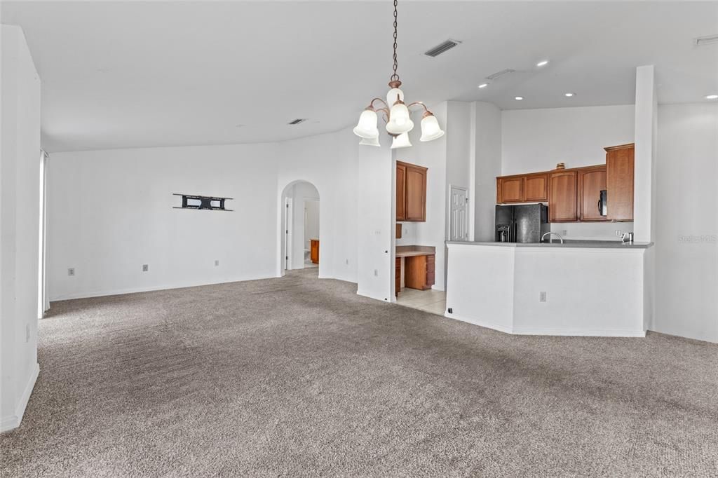 For Sale: $180,000 (2 beds, 2 baths, 1176 Square Feet)