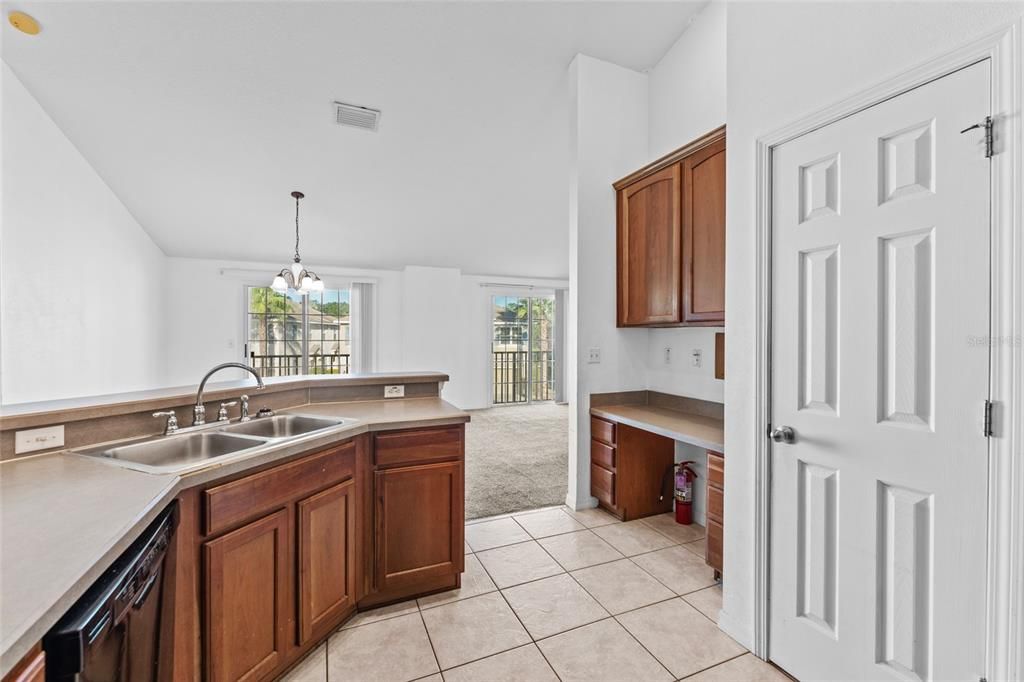 For Sale: $180,000 (2 beds, 2 baths, 1176 Square Feet)