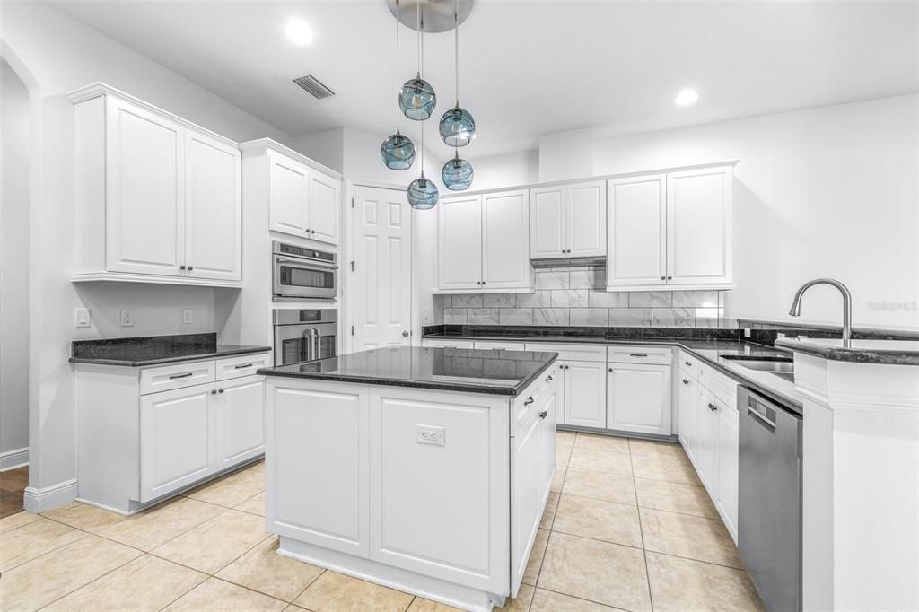 Active With Contract: $574,999 (4 beds, 3 baths, 2934 Square Feet)