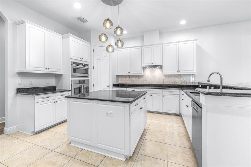 Active With Contract: $574,999 (4 beds, 3 baths, 2934 Square Feet)