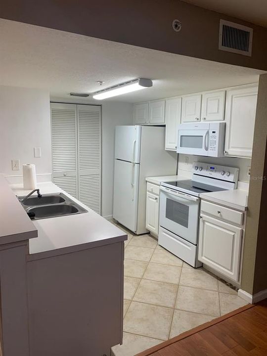 For Sale: $212,000 (2 beds, 1 baths, 873 Square Feet)
