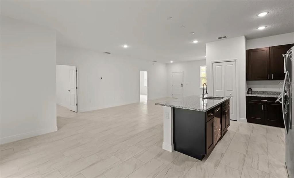 В аренду: $1,950 (4 спален, 3 ванн, 1827 Квадратных фут)