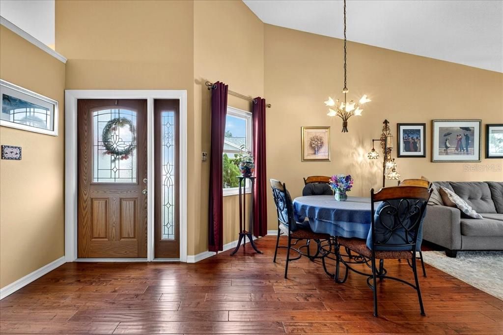 For Sale: $270,000 (2 beds, 2 baths, 1383 Square Feet)