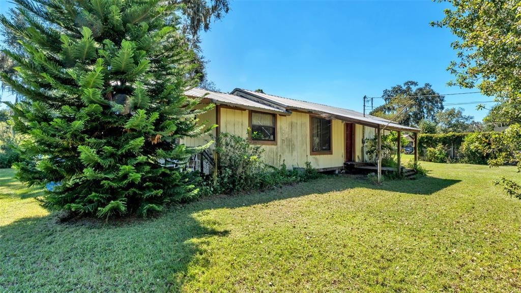 For Sale: $169,999 (1 beds, 1 baths, 666 Square Feet)