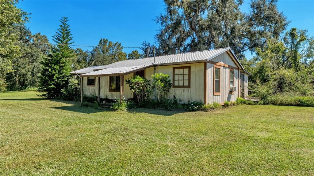 For Sale: $169,999 (1 beds, 1 baths, 666 Square Feet)