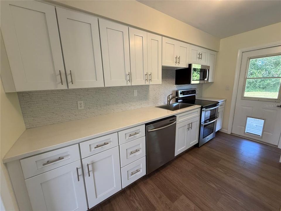 合同活跃: $239,900 (3 贝兹, 2 浴室, 1344 平方英尺)