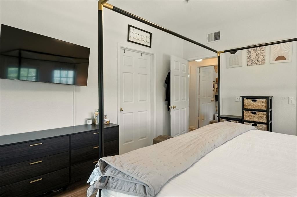 Active With Contract: $2,250 (2 beds, 2 baths, 1320 Square Feet)