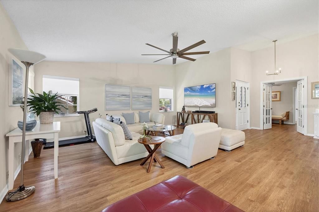 For Sale: $472,500 (2 beds, 2 baths, 1956 Square Feet)