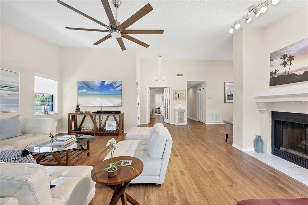 For Sale: $472,500 (2 beds, 2 baths, 1956 Square Feet)