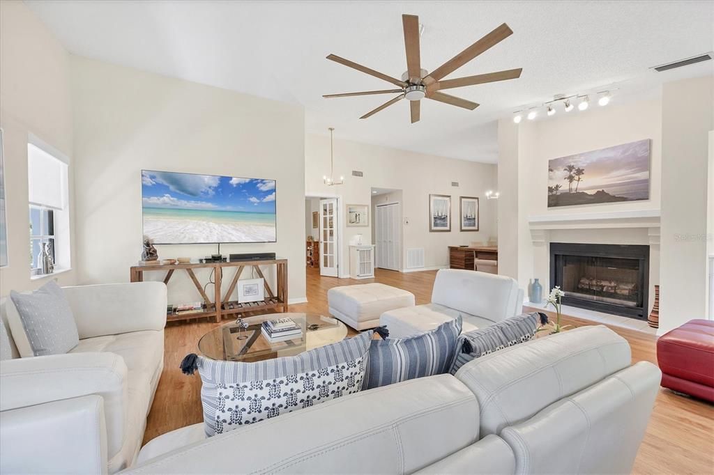 For Sale: $472,500 (2 beds, 2 baths, 1956 Square Feet)