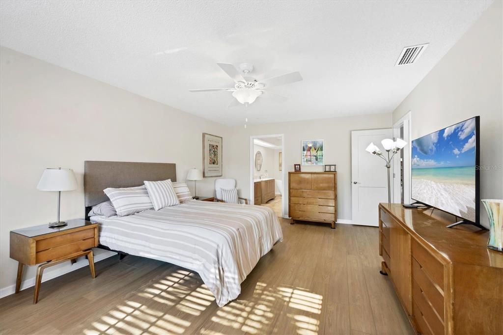 For Sale: $472,500 (2 beds, 2 baths, 1956 Square Feet)