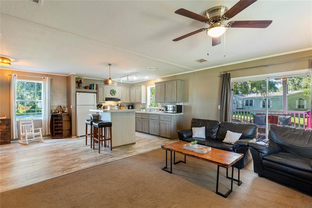 На продажу: $229,900 (3 спален, 2 ванн, 1296 Квадратных фут)