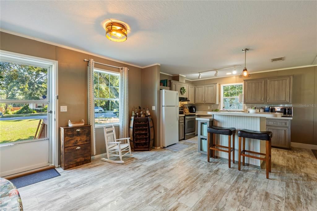 На продажу: $229,900 (3 спален, 2 ванн, 1296 Квадратных фут)