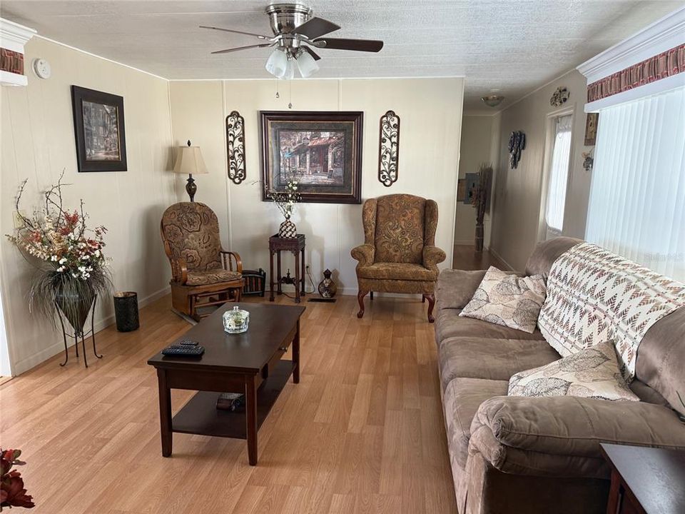 待售: $144,999 (2 贝兹, 1 浴室, 720 平方英尺)