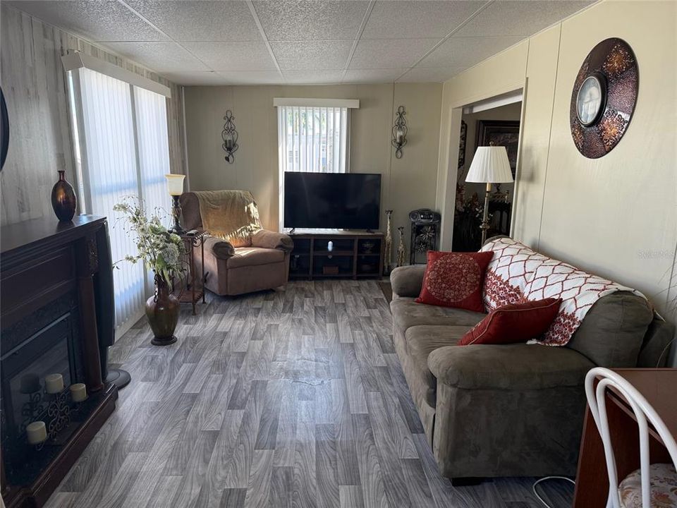 待售: $144,999 (2 贝兹, 1 浴室, 720 平方英尺)