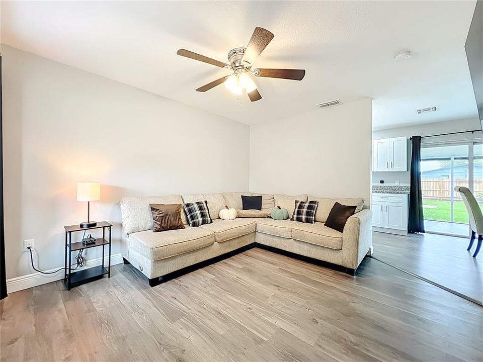 Под контрактом: $265,000 (4 спален, 1 ванн, 1144 Квадратных фут)