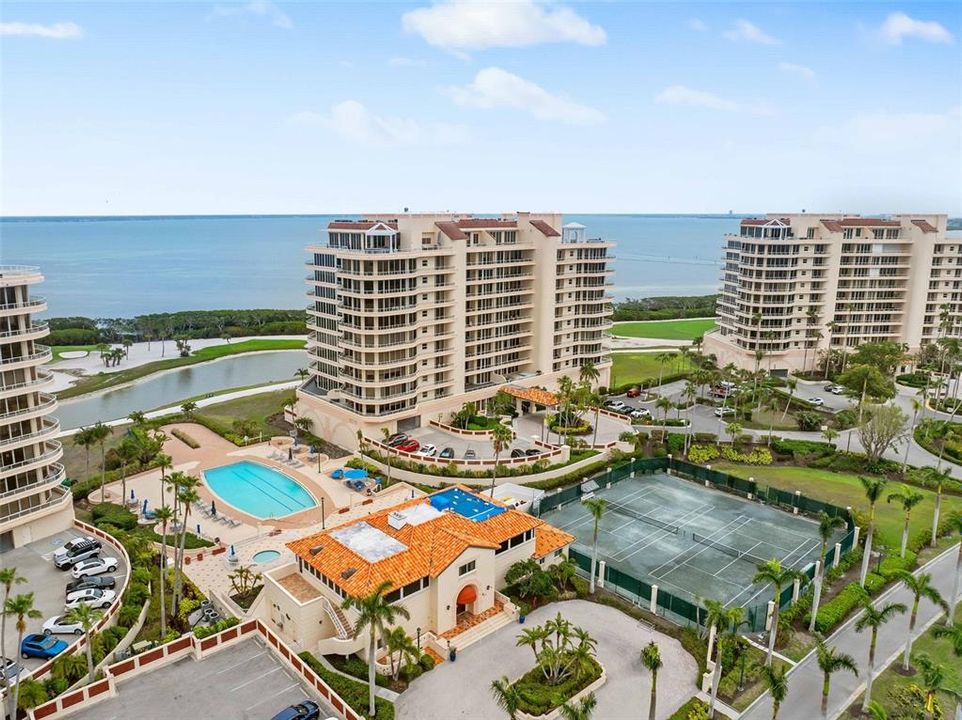 Под контрактом: $1,998,000 (3 спален, 3 ванн, 2550 Квадратных фут)