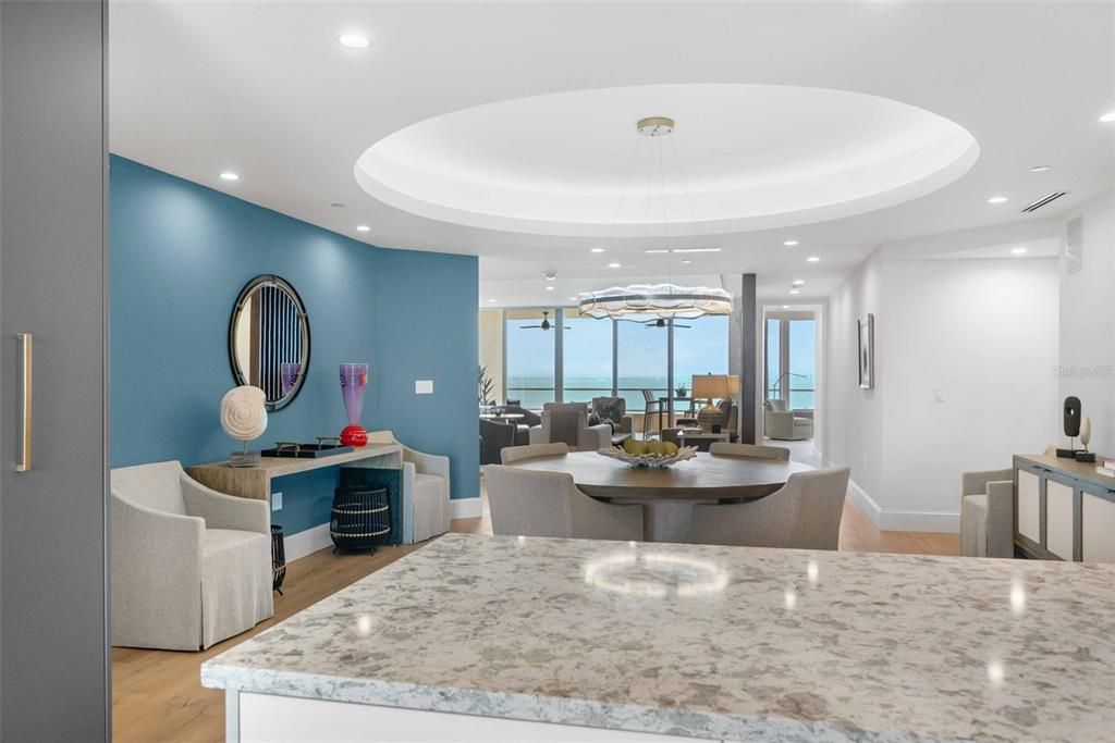 Под контрактом: $1,998,000 (3 спален, 3 ванн, 2550 Квадратных фут)